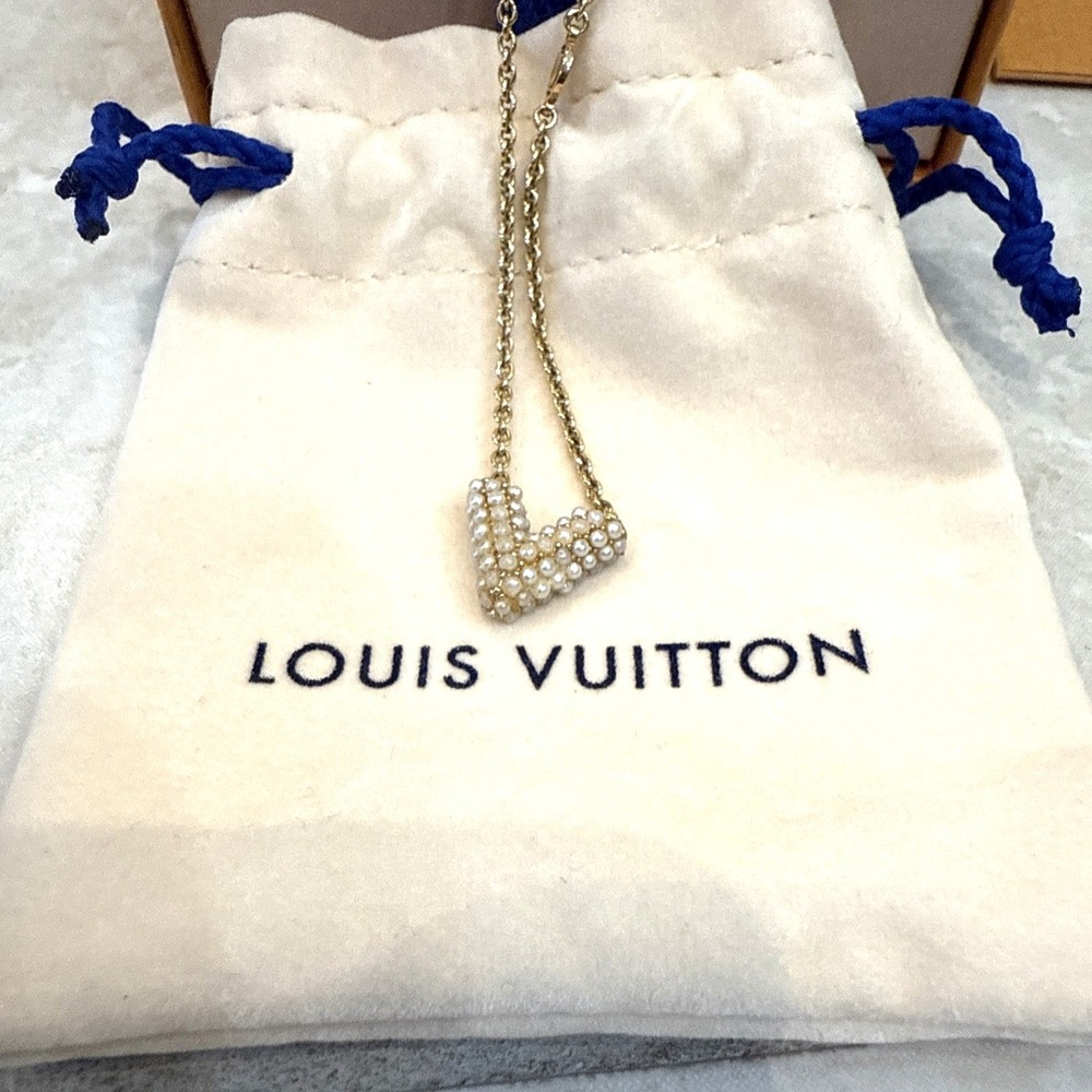 Louis Vuitton Essential V Perle Necklace Gold M68358 Resin Pearl Pendant